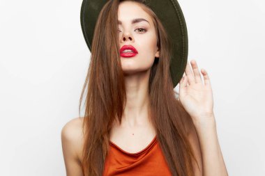 Şapkalı bir kadının portresi. Çekici bir model. Seksi. 