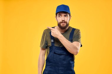 İş üniformalı adam forklift hizmeti sunuyor iş yaşam tarzı sarı arkaplan