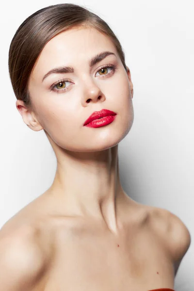 Mujer atractiva labios rojos desnudos hombros — Foto de Stock