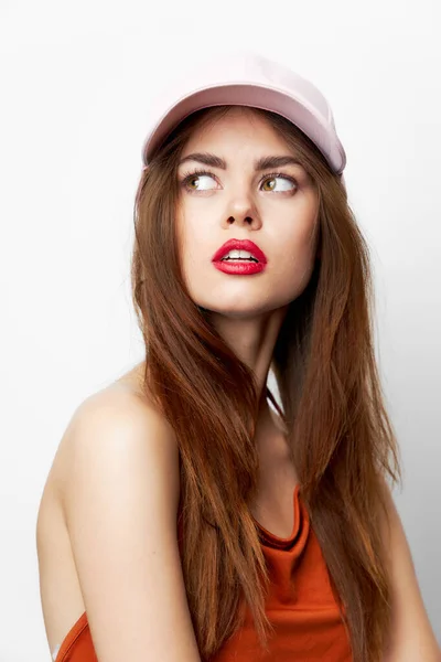 Portrait d'une femme avec un bonnet regarde de côté le charme lèvres rouges — Photo