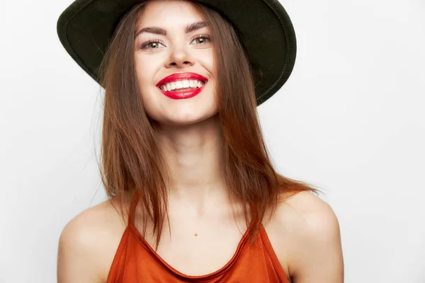 Portrét ženy v klobouku Široký úsměv šarm holá ramena večerní make-up — Stock fotografie