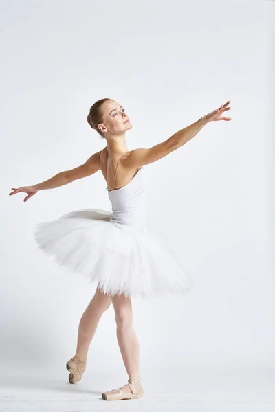 Bailarina en un baile de tutú blanco realizado sobre un fondo claro —  Fotos de Stock