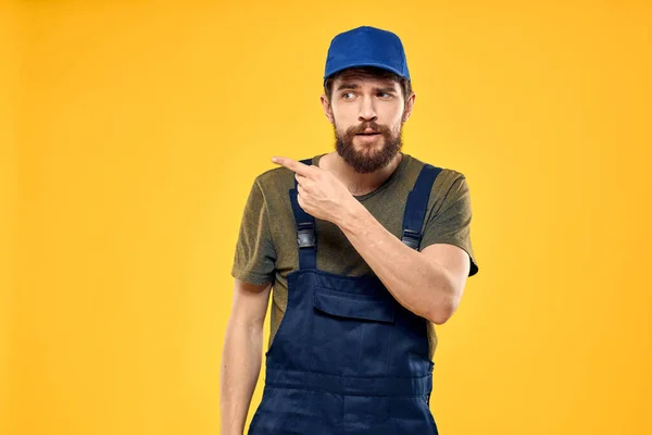 Uomo in lavoro uniforme rendering servizio carrello elevatore lavoro stile di vita giallo sfondo — Foto Stock