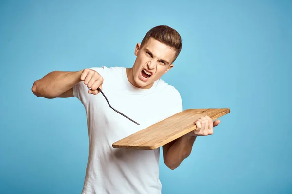 Ενεργητικός τύπος με ξύλινο πίνακα κουζίνα και σπάτουλα διασκεδαστικά συναισθήματα — Φωτογραφία Αρχείου
