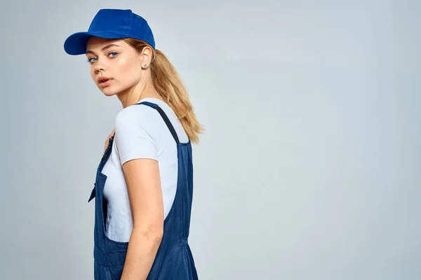 Mulher em uniforme de trabalho azul cap serviço estilo de vida serviço — Fotografia de Stock