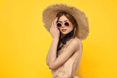 Hasır şapkalı romantik bayan. Güneş gözlüğü mankeni. Duygular.