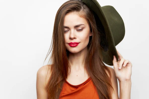 Mulher segurando chapéu Fechado olhos sorrir moda perto de rosto vermelho sundress — Fotografia de Stock