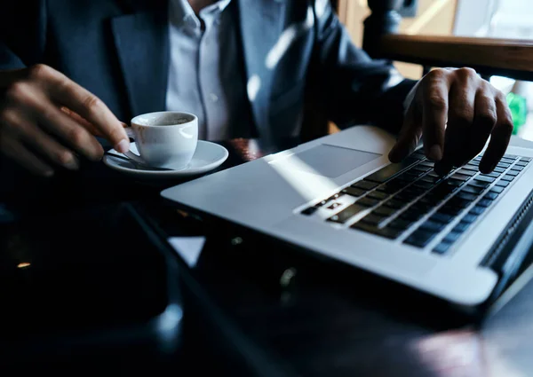 Uomo d'affari in giacca e cravatta davanti al computer portatile con tecnologia di comunicazione libro lavoro — Foto Stock