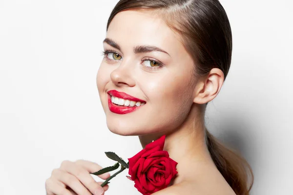 Portret kobiety z różą Uśmiech Spójrz przed siebie urok jasny makijaż — Zdjęcie stockowe
