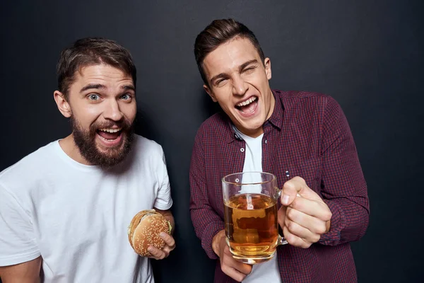 Deux amis ivres boire de la bière repos amusant fond sombre — Photo