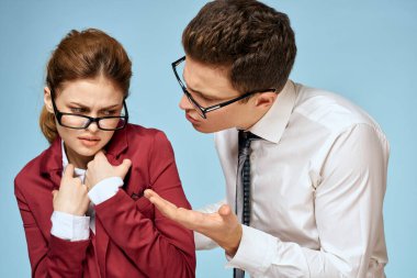 İş Genç çift resmi ofis ofis ofis mavi arka plan