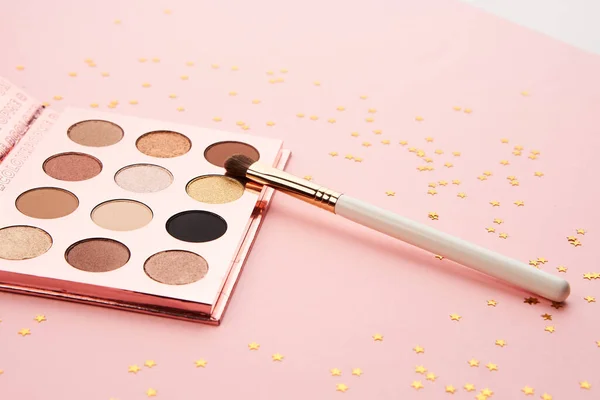 Lidschatten Make-up Pinsel Kollektion professionelle Kosmetik-Accessoires auf rosa Hintergrund — Stockfoto