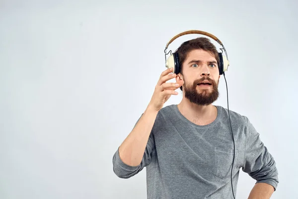 Hombre en auriculares escucha música estilo de vida moderno tecnología luz fondo —  Fotos de Stock