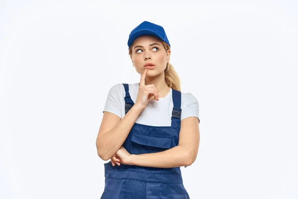 Mulher trabalhadora em boné azul estilo de vida uniforme emoções serviço luz fundo — Fotografia de Stock