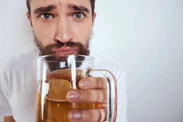Büyük bir bardak birayla duygusal bir adam alkollü içki içiyor ve sarhoş halde el kol hareketi yapıyor. — Stok fotoğraf
