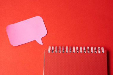 Kırmızı arkaplan görünümlü pembe yapışkan notlu not Defteri Boşluğu Kopyala