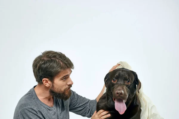 Hombre feliz con perro y tela ligera bufanda divertida amigos mascota — Foto de Stock