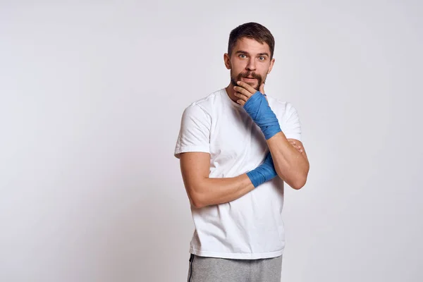 Спортсмен в білій футболці блакитні боксерські бинти на руках тренування вправи — стокове фото