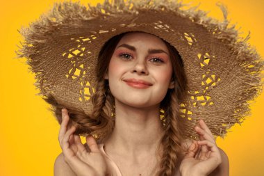 Şapkalı ve elbiseli bir bayan. Kızıl saçlı, sarı arka planlı, model portresi eğlenceli.