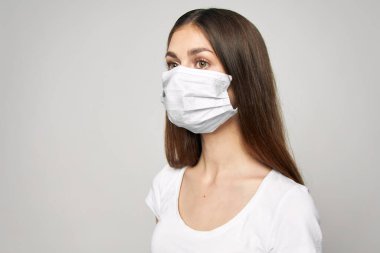 Tıbbi maskeli kadın beyaz tişörtlü kesim manzaralı 