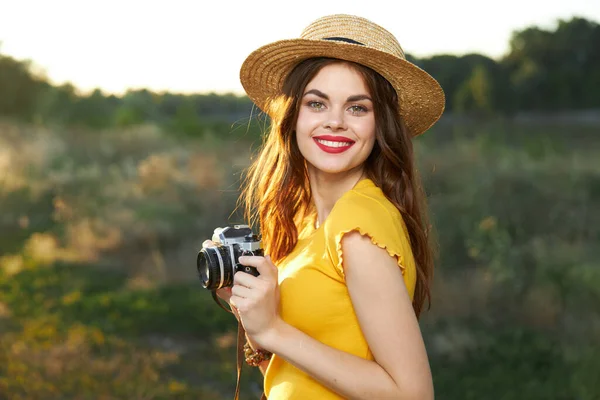 Wanita fotografer dengan kamera di tangannya tersenyum merah bibir kuning t-shirt berjalan — Stok Foto