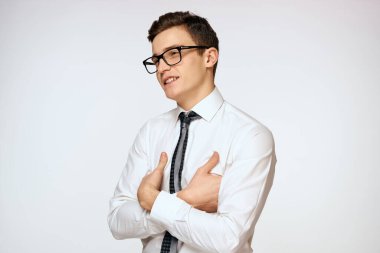 Beyaz gömlekli, kravatlı, gözlüklü, kendine güveni tam bir yönetici.