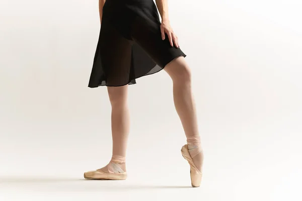 Bailarinas piernas posicionamiento correcto de las piernas movimiento ejercicio tutu puntas zapatos modelo — Foto de Stock