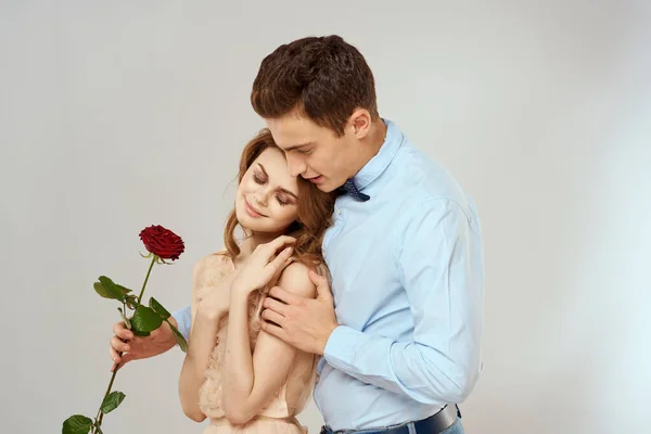 Homem dando rosas mulher relacionamento charme estilo de vida abraçar estilo de vida — Fotografia de Stock