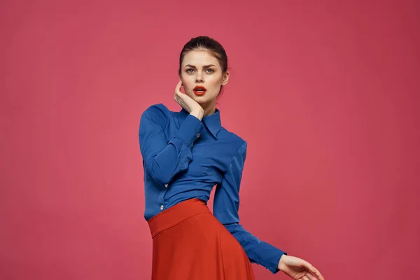 Mujer en camisa azul y cubos rojos sobre fondo rosa emociones divertidas modelo recortado ver — Foto de Stock