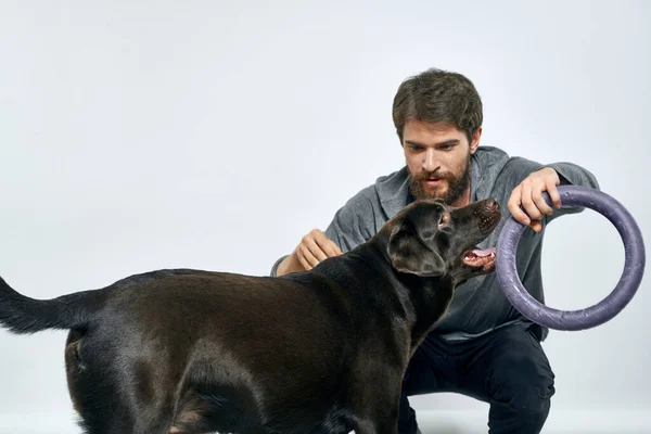 Feliz propietario con mascota negro perro entrenamiento modelo emociones — Foto de Stock