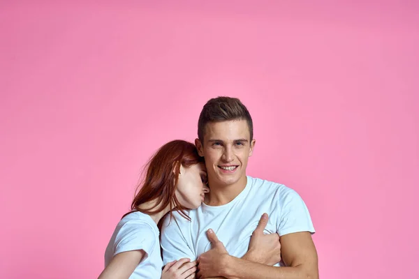 Förälskad man och kvinna kramar varandra på en rosa bakgrund beskärs med Copy Space familj porträtt — Stockfoto