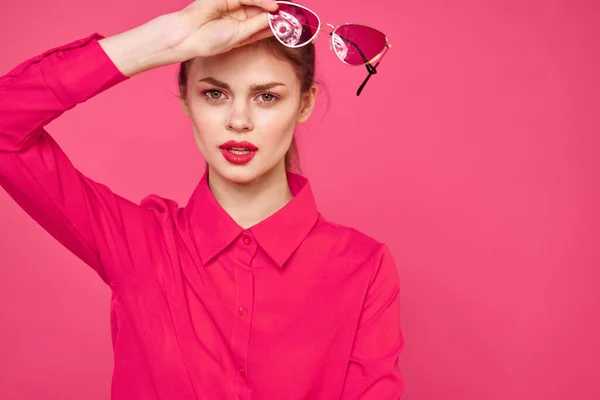 ファッション女性でピンクシャツとともに眼鏡で手で隔離された背景クロップビュー — ストック写真