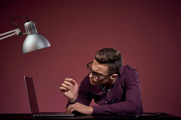 Hombre de negocios con el ordenador portátil en las computadoras de oficina administrador de comunicación rojo patrón de fondo — Foto de Stock