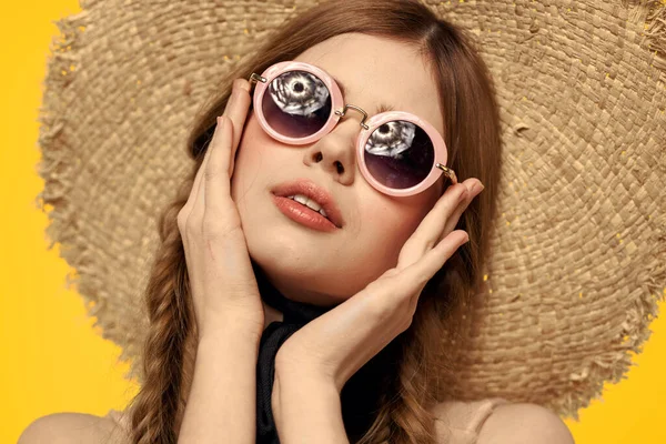 Женщина с косичками солнцезащитные очки соломенная шляпа портрет крупным планом весело эмоции — стоковое фото