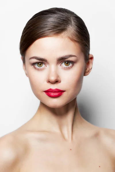Schöne Frau nackte Schultern rote Lippen attraktiver Look — Stockfoto
