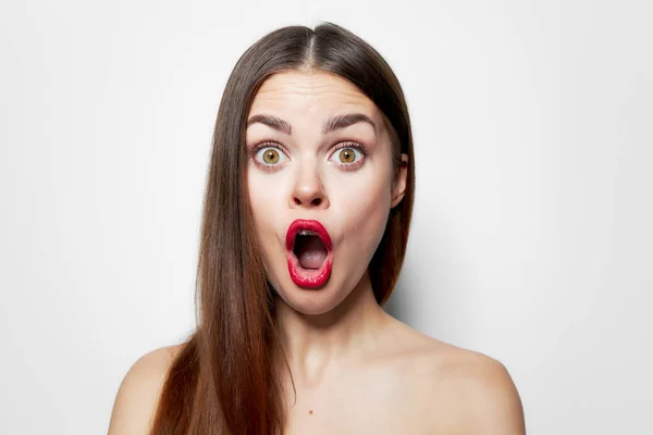 Kobieta z zaskoczony wyraz twarzy szeroko otwarte usta obnażone ramiona długie włosy — Zdjęcie stockowe