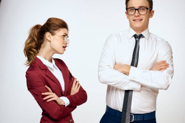 İş arkadaşları. Çift ofis görevlileri. Stüdyo ışıkları.