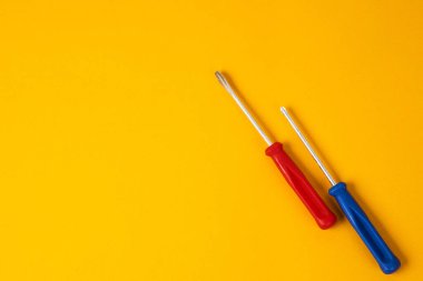  Onarım endüstrisi için sarı arkaplan donanımı üzerindeki tornavidalar ve inşaat araçları