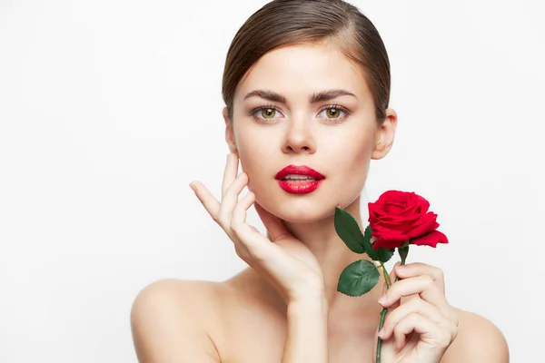 Mujer con la piel clara flor de una rosa mira hacia adelante —  Fotos de Stock