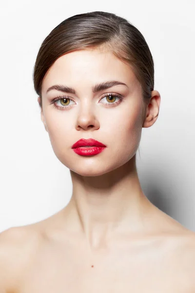 Frau mit entblößten Schultern und roten Lippen sexy Look — Stockfoto
