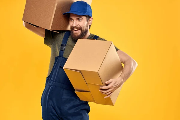 Pracovní muž s krabicí v ruce dodávka nakládka přepravní služby — Stock fotografie