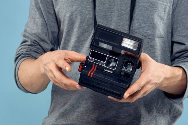 Fotoğraf makinesi profesyonel mercek teknolojisi stüdyo ekipmanı mavi arka planda.