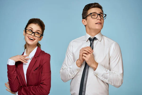 Uomo d'affari e donna ufficio funzionari comunicazione lavoro colleghi studio blu sfondo — Foto Stock