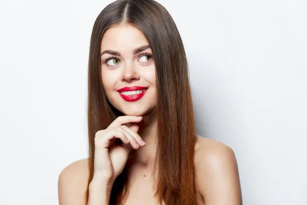 Frau mit langen Haaren flirtet und schaut helles Make-up weg — Stockfoto