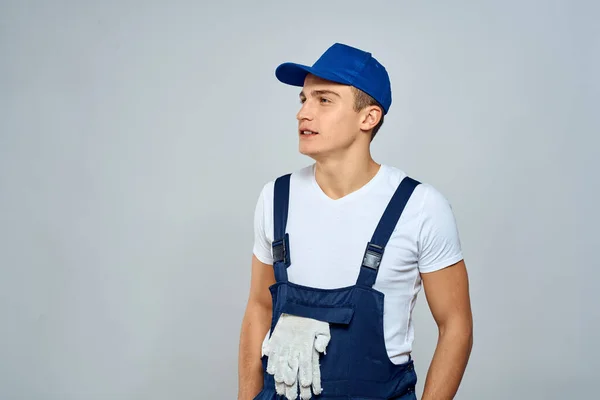 Trabalhador homem em serviço uniforme estilo de vida serviço de entrega luz fundo — Fotografia de Stock