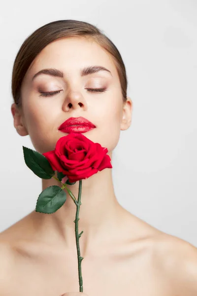 Dame mit Rose Geschlossene Augen Blume in der Nähe des Gesichts niedliches Gesicht — Stockfoto