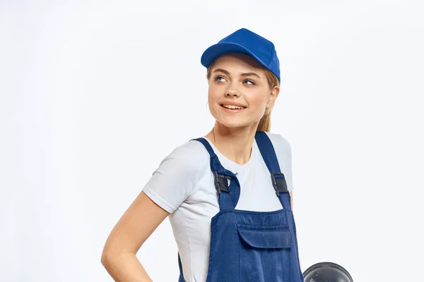 Женщина в рабочей форме курьерская доставка голубой кепки — стоковое фото