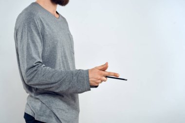 Elinde tableti olan adam teknoloji yaşam tarzı internet iletişimi çalışma ışık arka plan kırpılmış görünüm