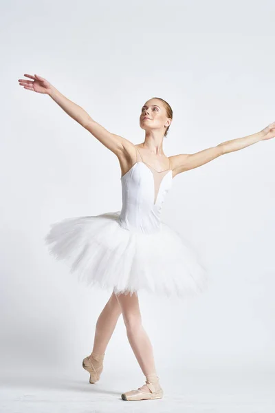 在浅色背景下表演的白色塔图舞蹈中的芭蕾舞演员 — 图库照片