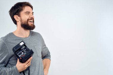 Kamera hobisi olan fotoğrafçı stüdyo yaşam tarzı yaratıcı ışık arka planı